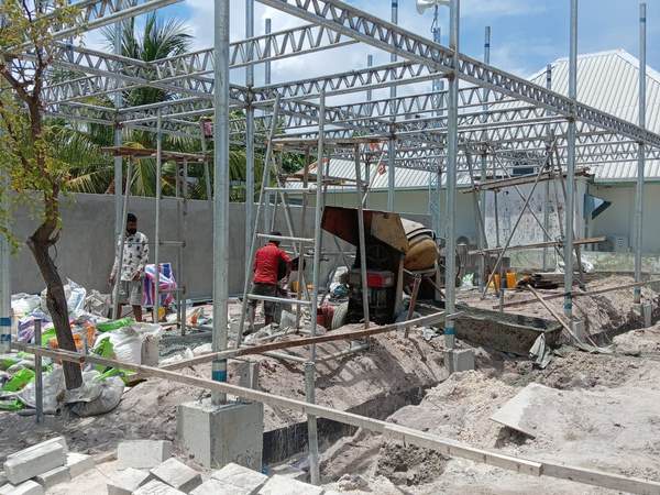 Steel frame being erected on Guraidhoo island